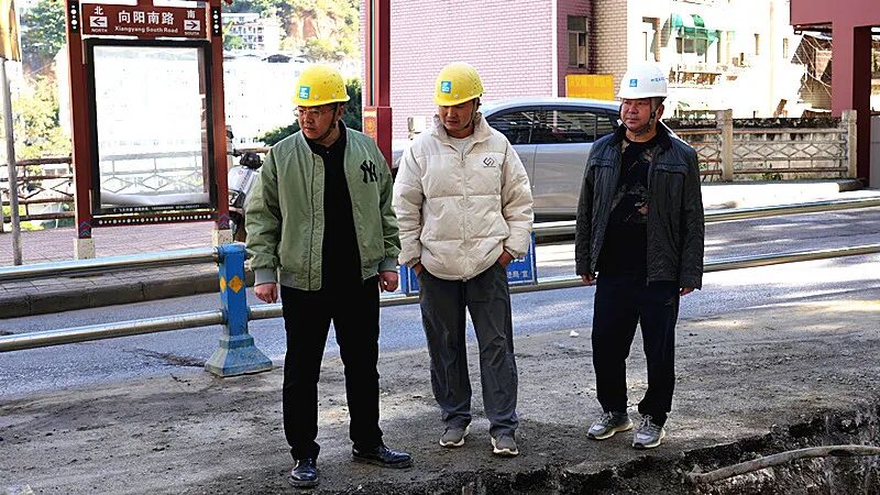 晏棋云(右)赵熙建(中)刘文龙(左)查看施工现场 图片