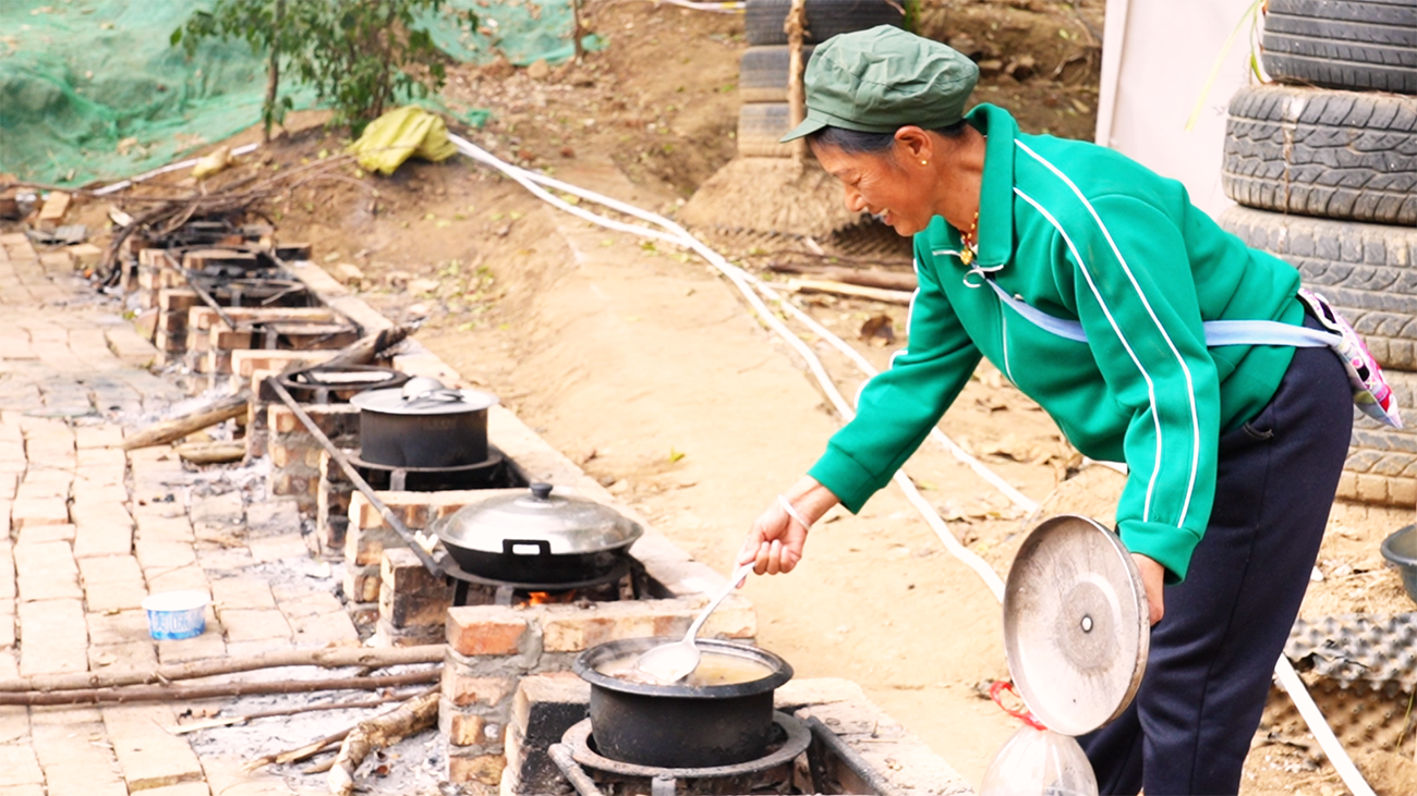 三义妞正在做饭