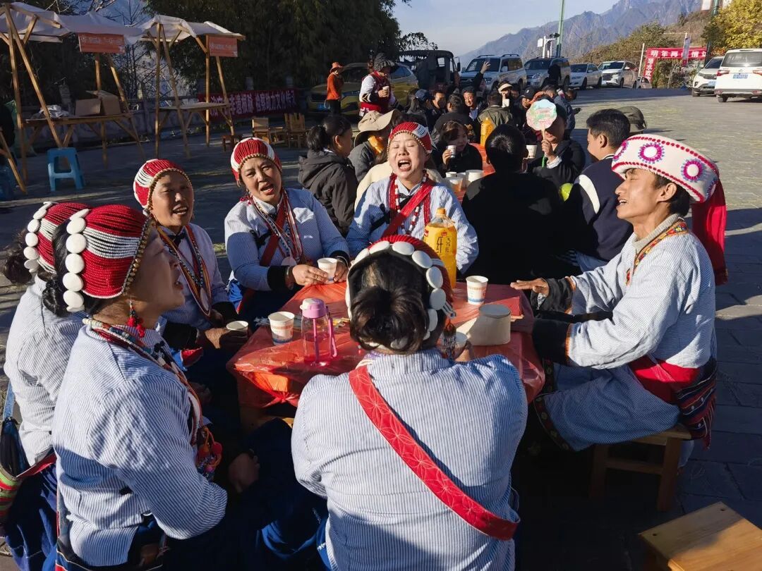 怒族群众唱民歌、吃团圆饭，共庆“如眷”节。李寿华 摄