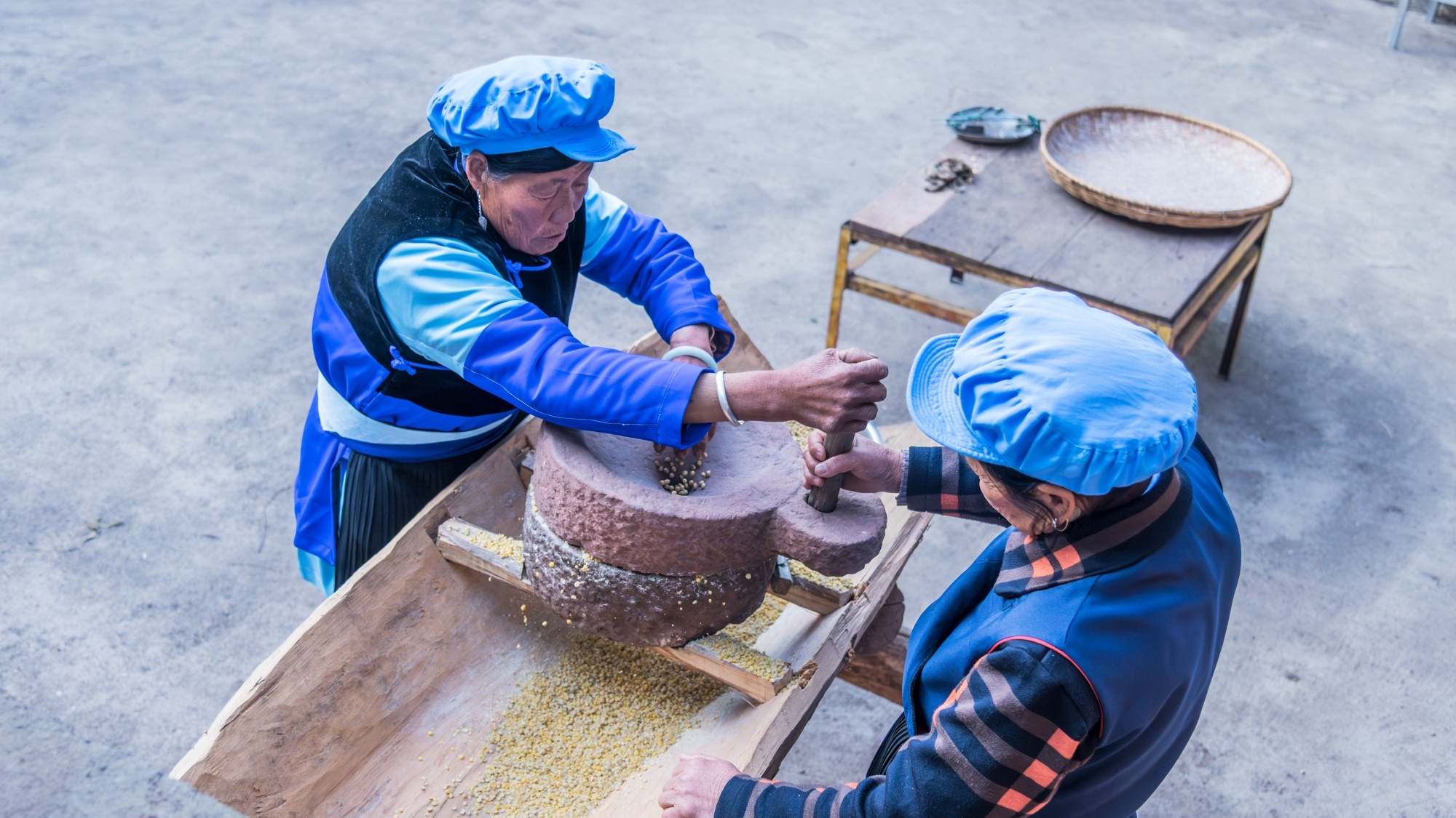 手推石磨磨碎黄豆，以保持大豆的原味。