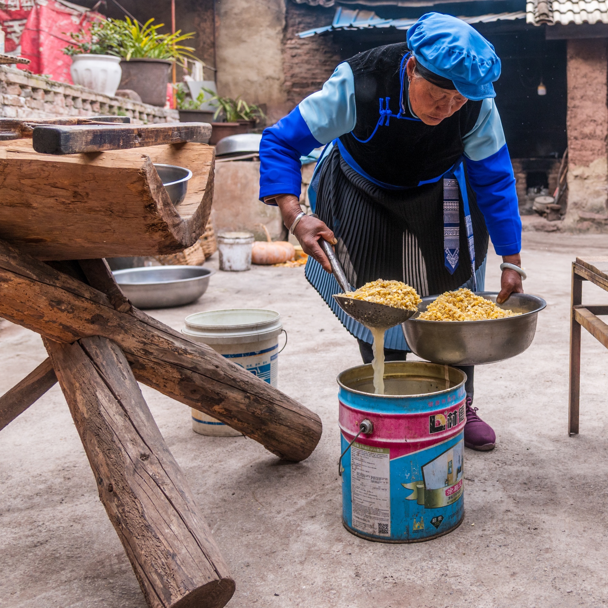 黄豆经过数小时浸泡，膨胀变软后，沥尽水分。
