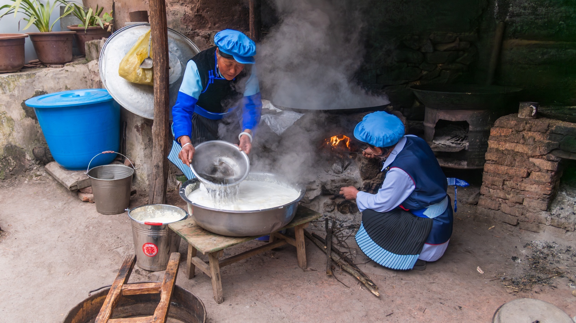 用滚烫开水烫煮豆浆。