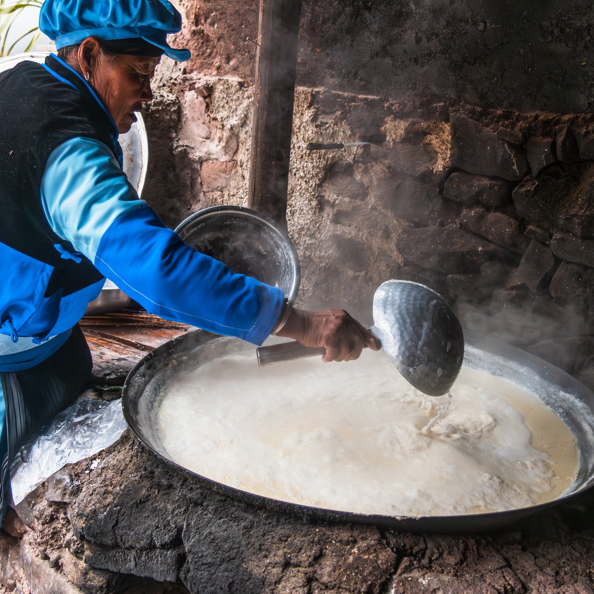 往煮熟的热豆浆内点石膏水。