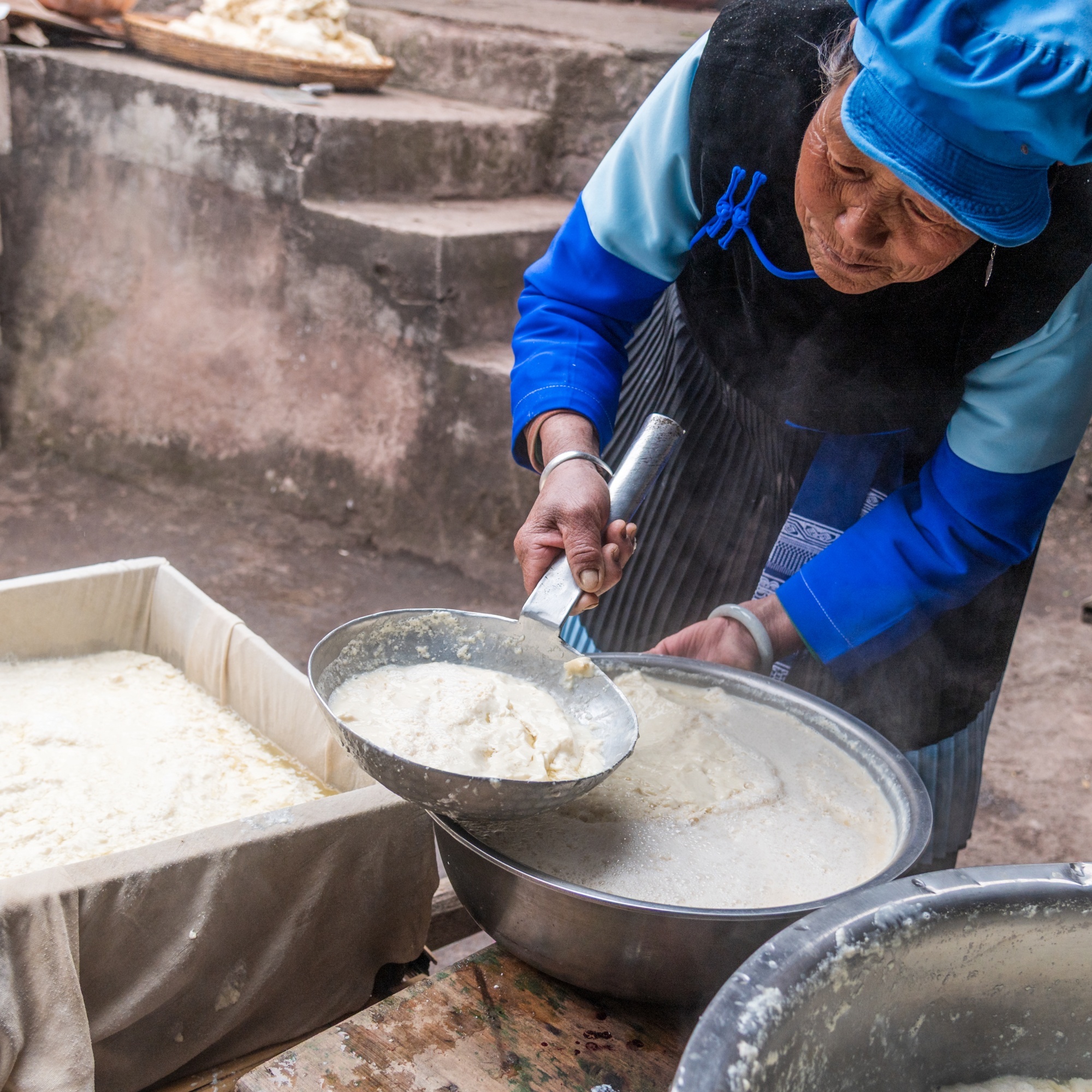 豆浆在石膏的咬合作用下形成豆花。