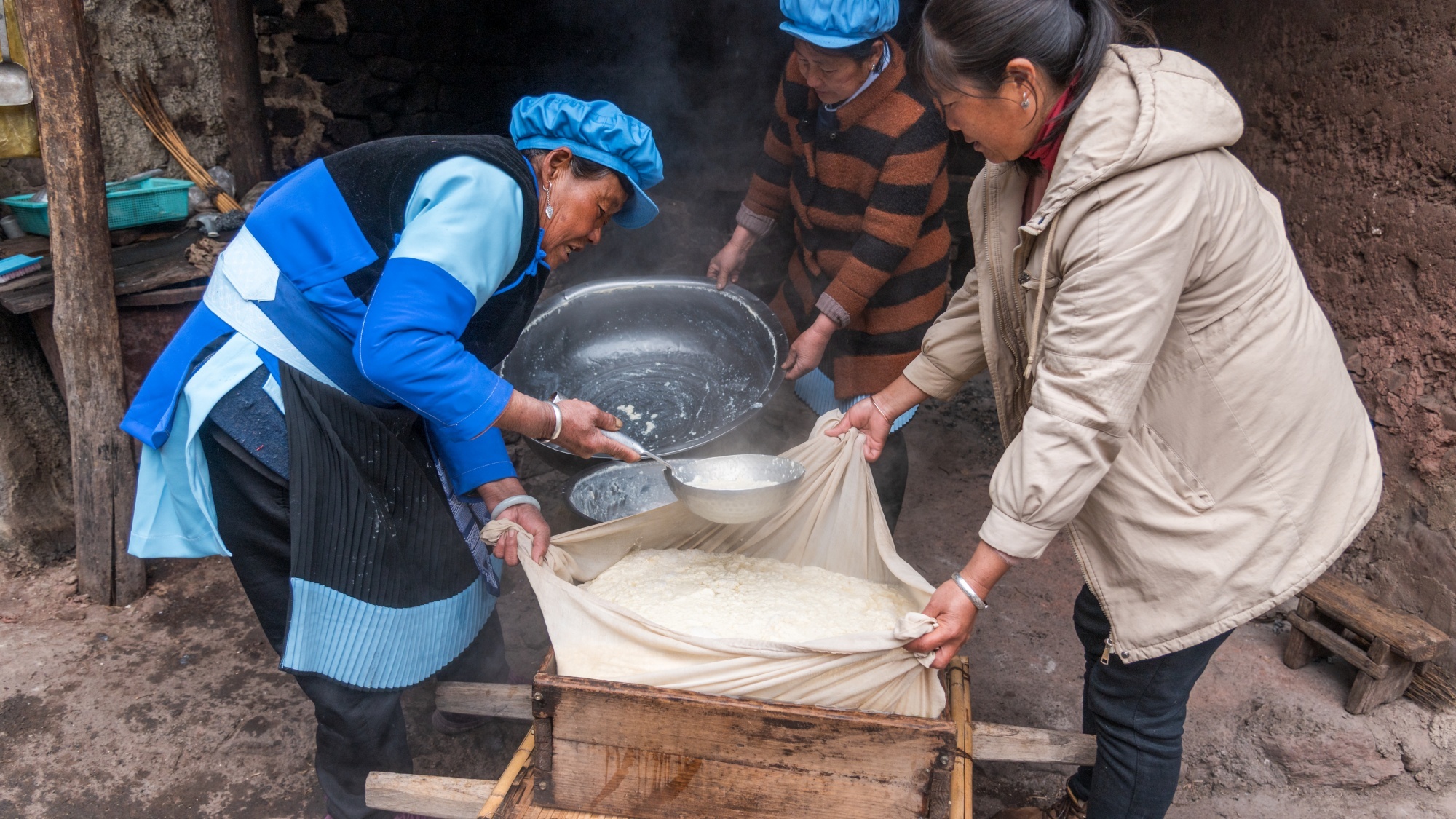 豆花在模具内滤水压制豆腐。