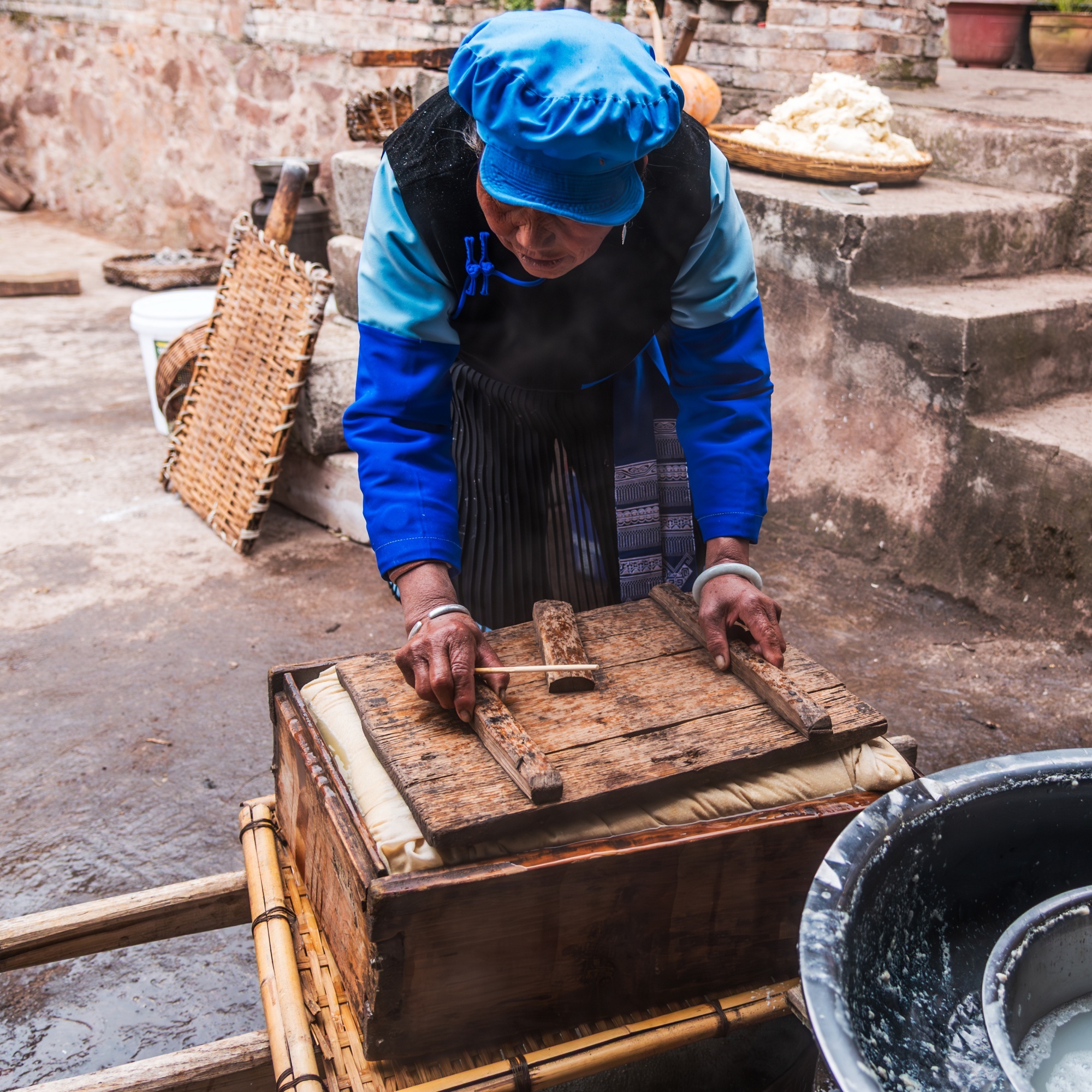 豆花在模具内用模具案板挤压水分，豆腐才结实。