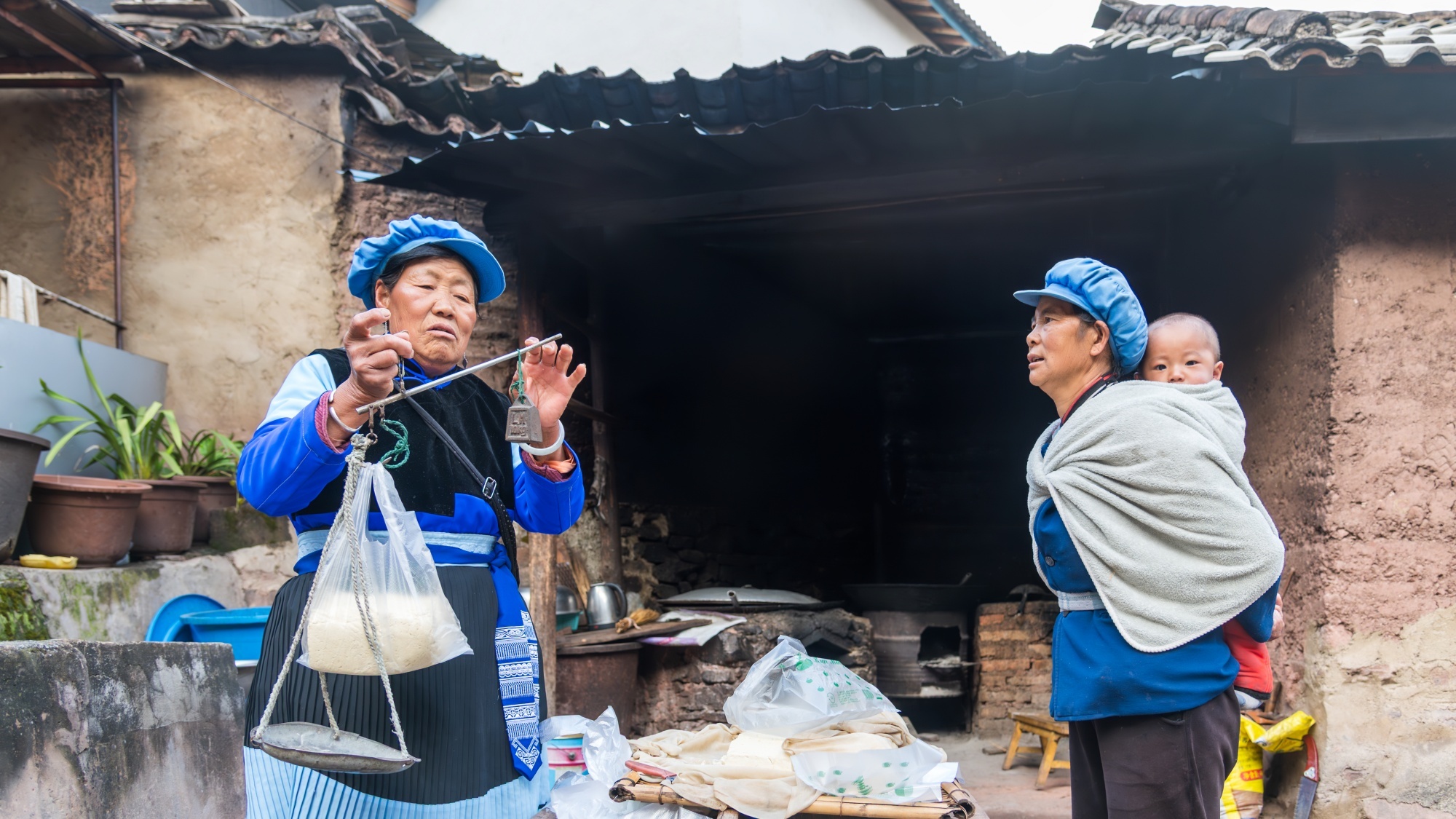 用心称量，秤杆高翘。