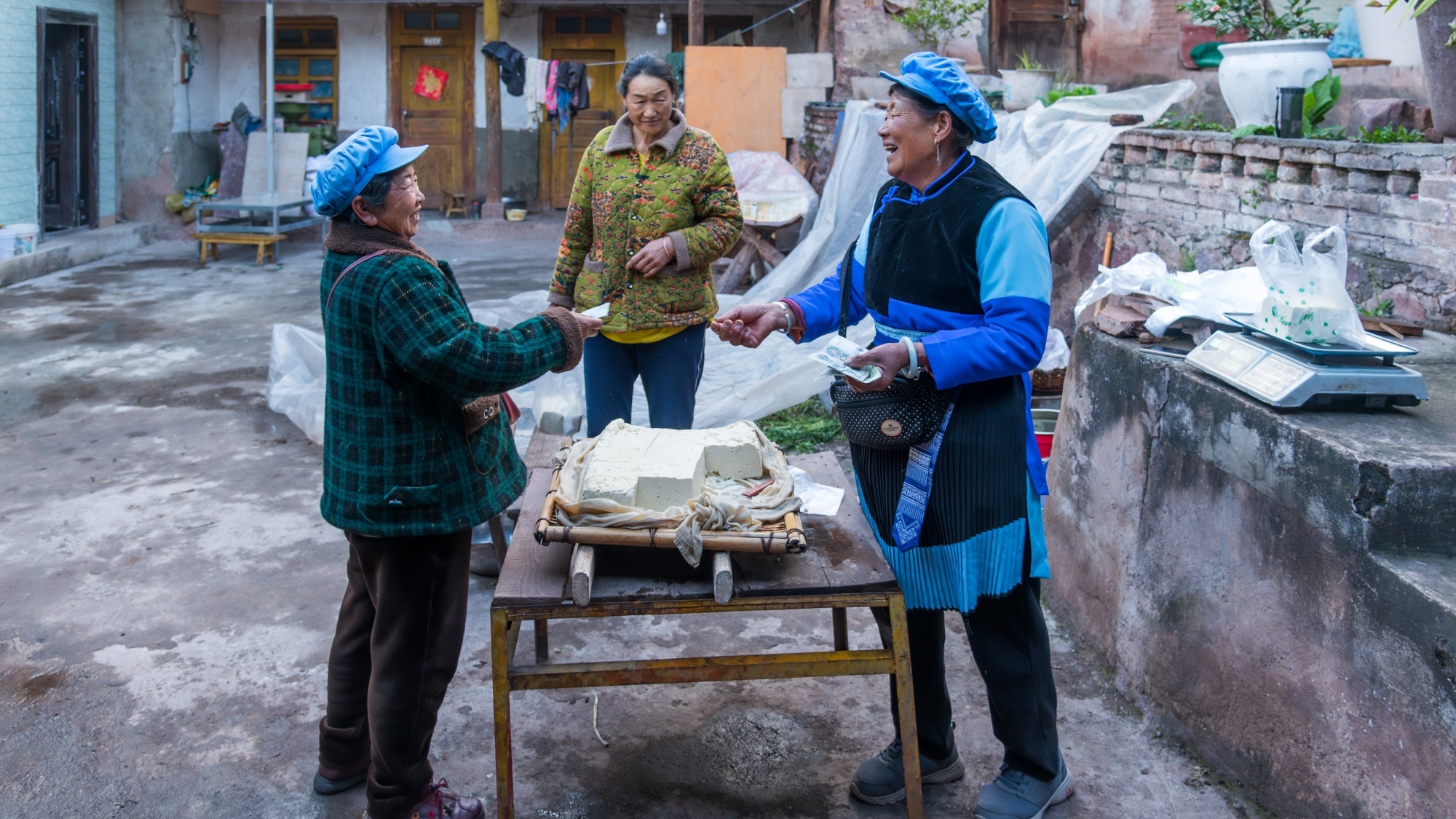 开心地交易着美食豆腐。
