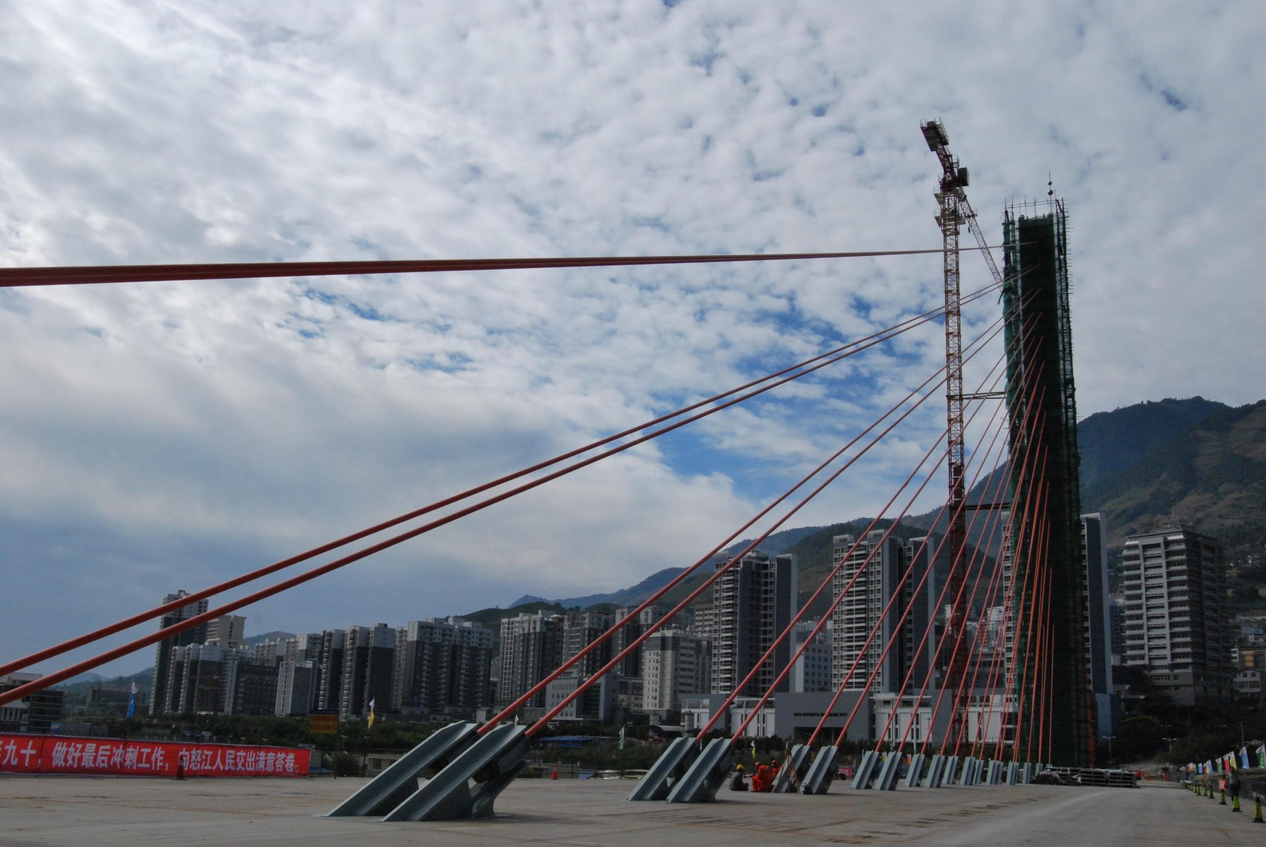 85.5米高的独塔拔地而起，直指苍穹。