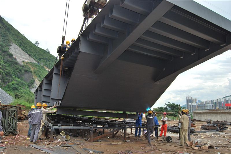 制作大桥的钢箱梁