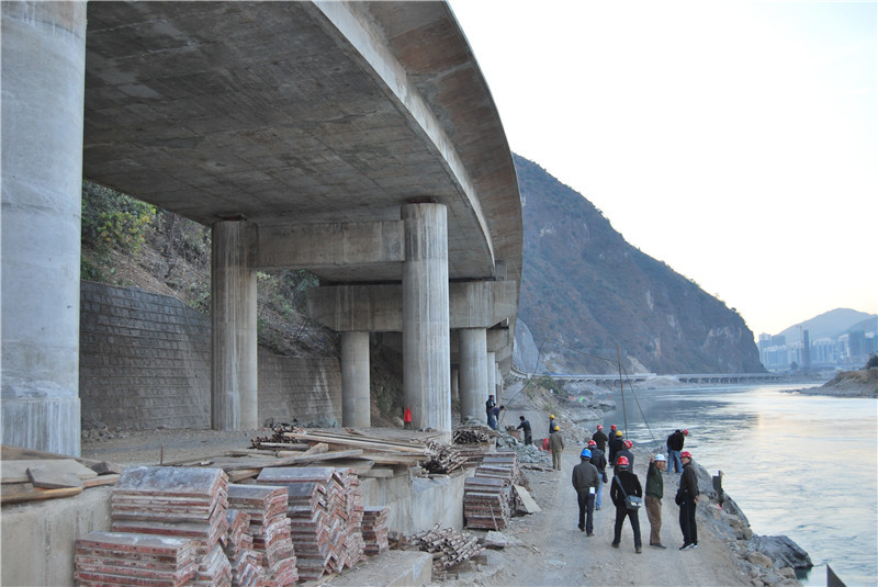连接老窝河口的东岸环线高架桥蜿蜒伸展，衔接两岸交通。