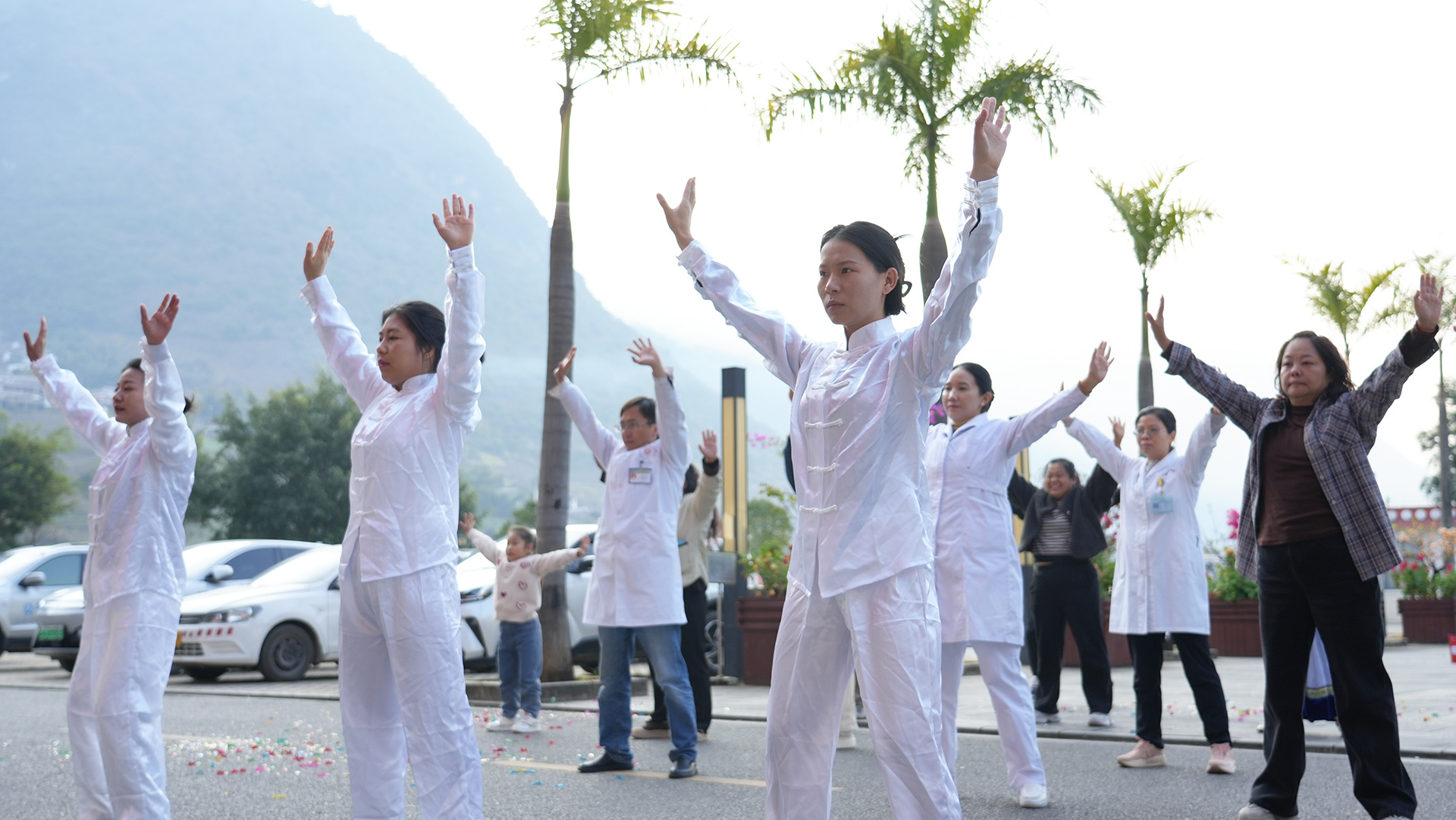 怒江州中医医院医护人员带练八段锦