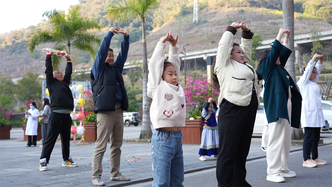 市民在怒江州中医医院医护人员带领下练习八段锦