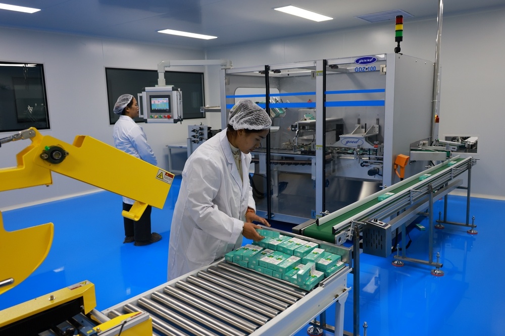 工作人员调试设备。和雄勇 摄