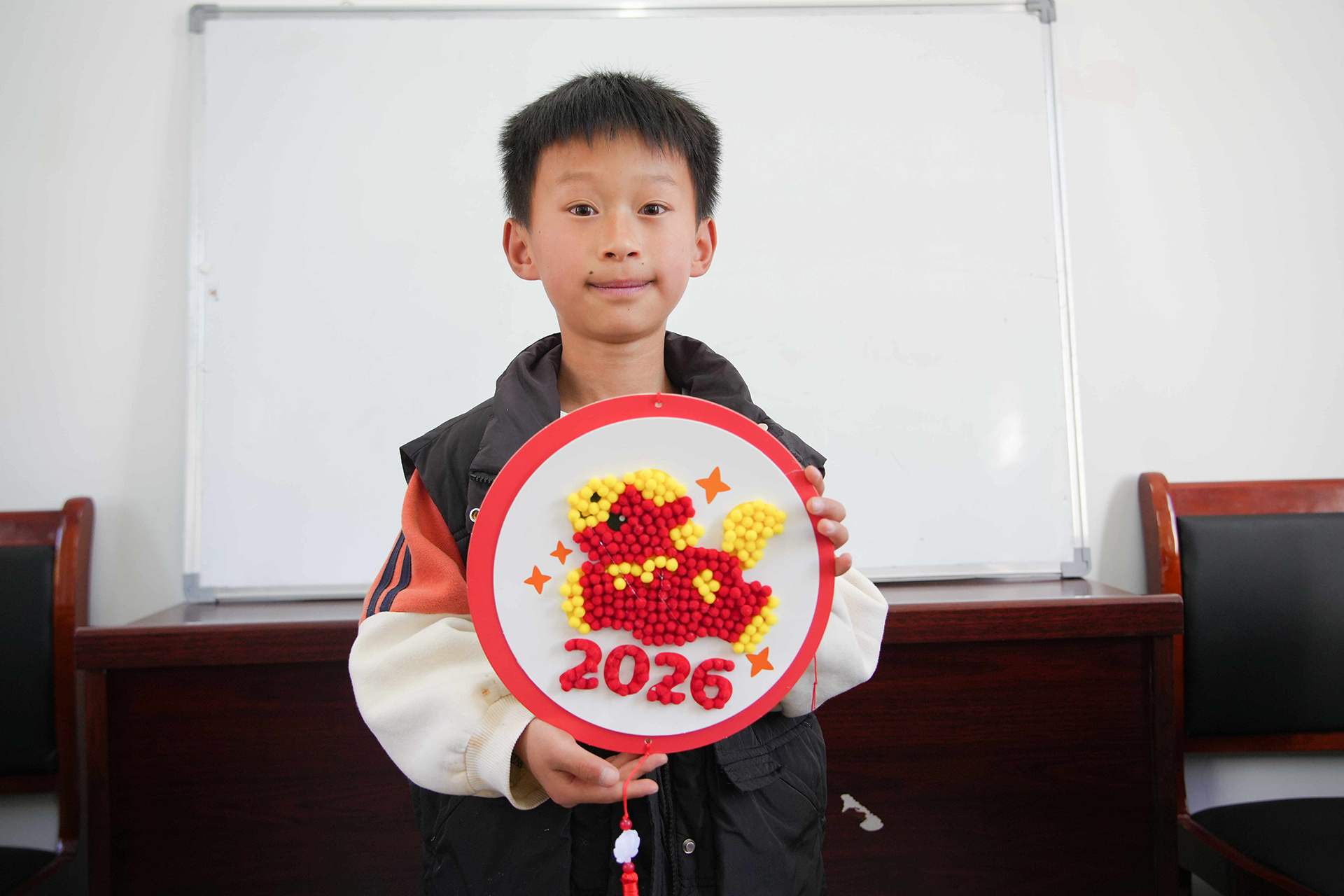 何睿航展示马年贴画