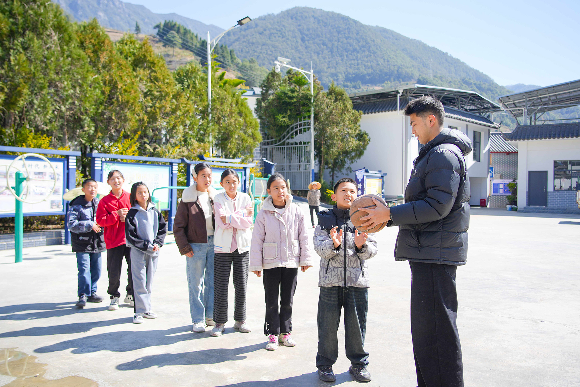 杨俊杰教孩子们打篮球