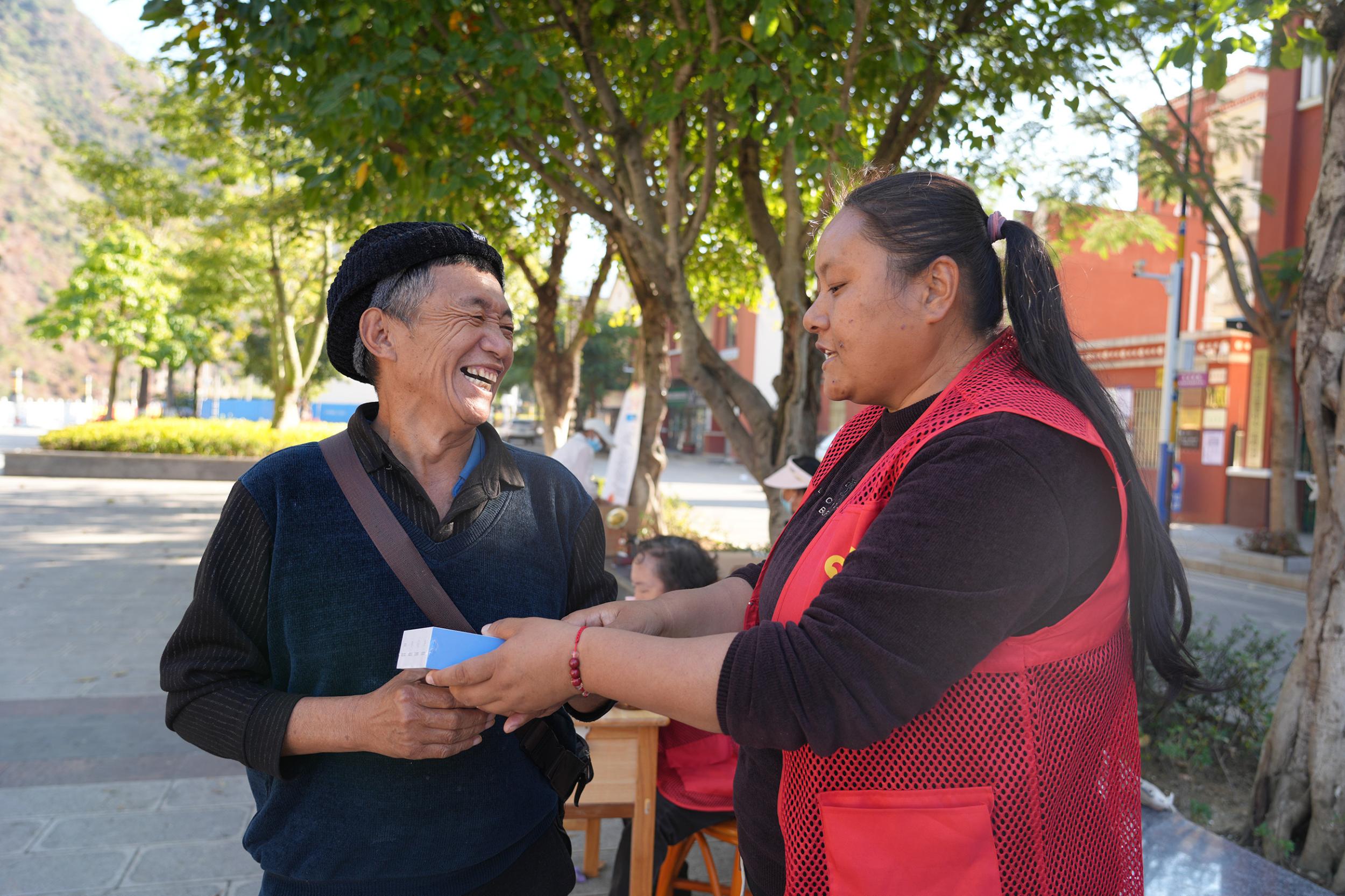 “安心智能手表”发放现场