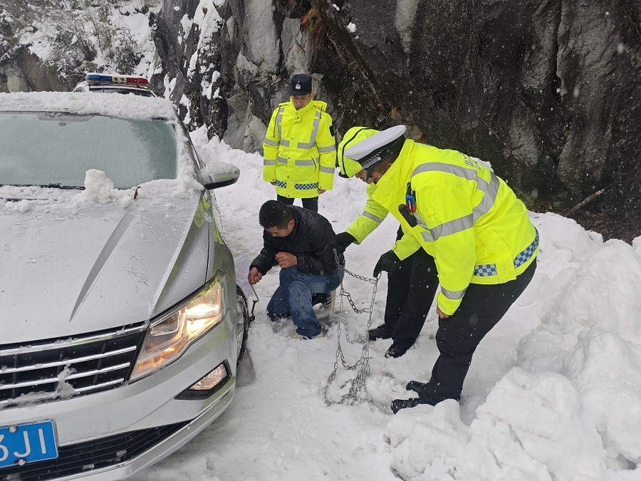 怒江公安民辅警救助被困车辆
