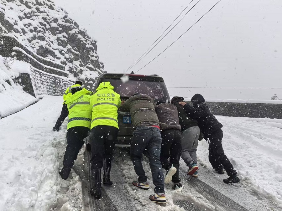 怒江公安民辅警救助被困车辆
