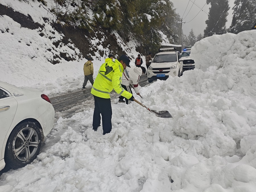 怒江公安民辅警救助被困车辆