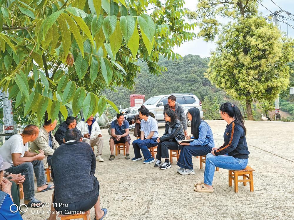 金融代办员深入基层听取群众意见。通讯员 小你芳 摄