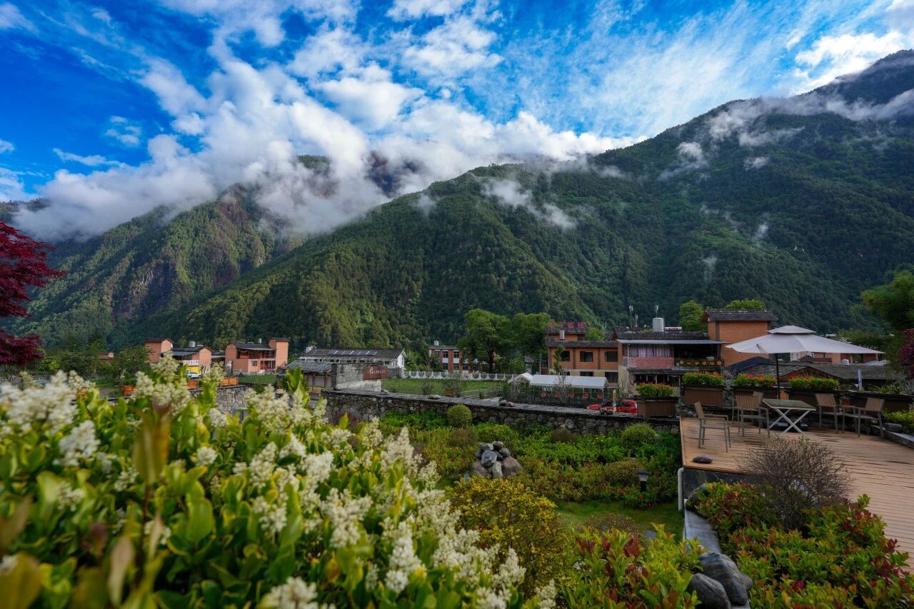 丙中洛镇甲生村风景如画。