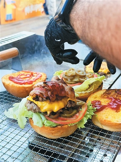 店里制作的培根牛肉汉堡。