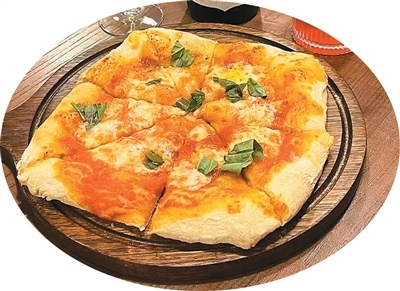 店里制作的玛格丽特比萨。