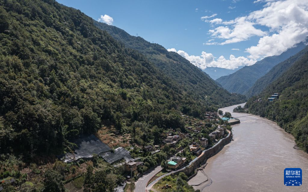 9月6日拍摄的普拉底乡位于山坡上的一处草果育苗基地（无人机照片）。新华社记者 王冠森 摄