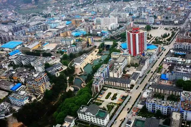 清晨的第一缕阳光洒向大地,万物从沉睡中苏醒,寂静了一夜的兰坪县城在