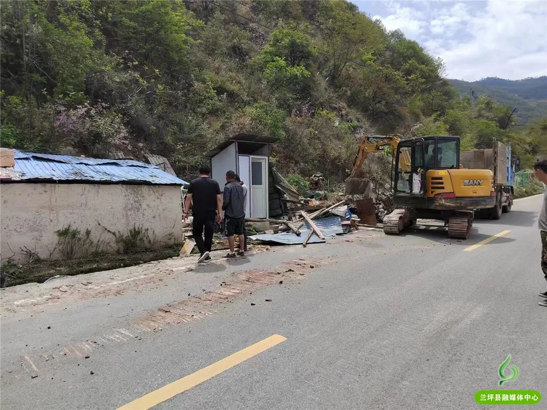 兰坪县中排乡常态化开展路域环境整治提升