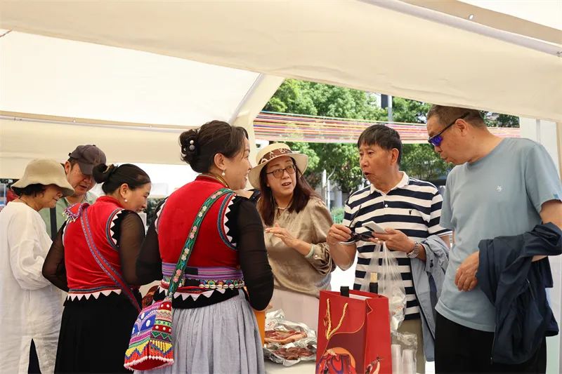 市民购买老窝火腿.jpg
