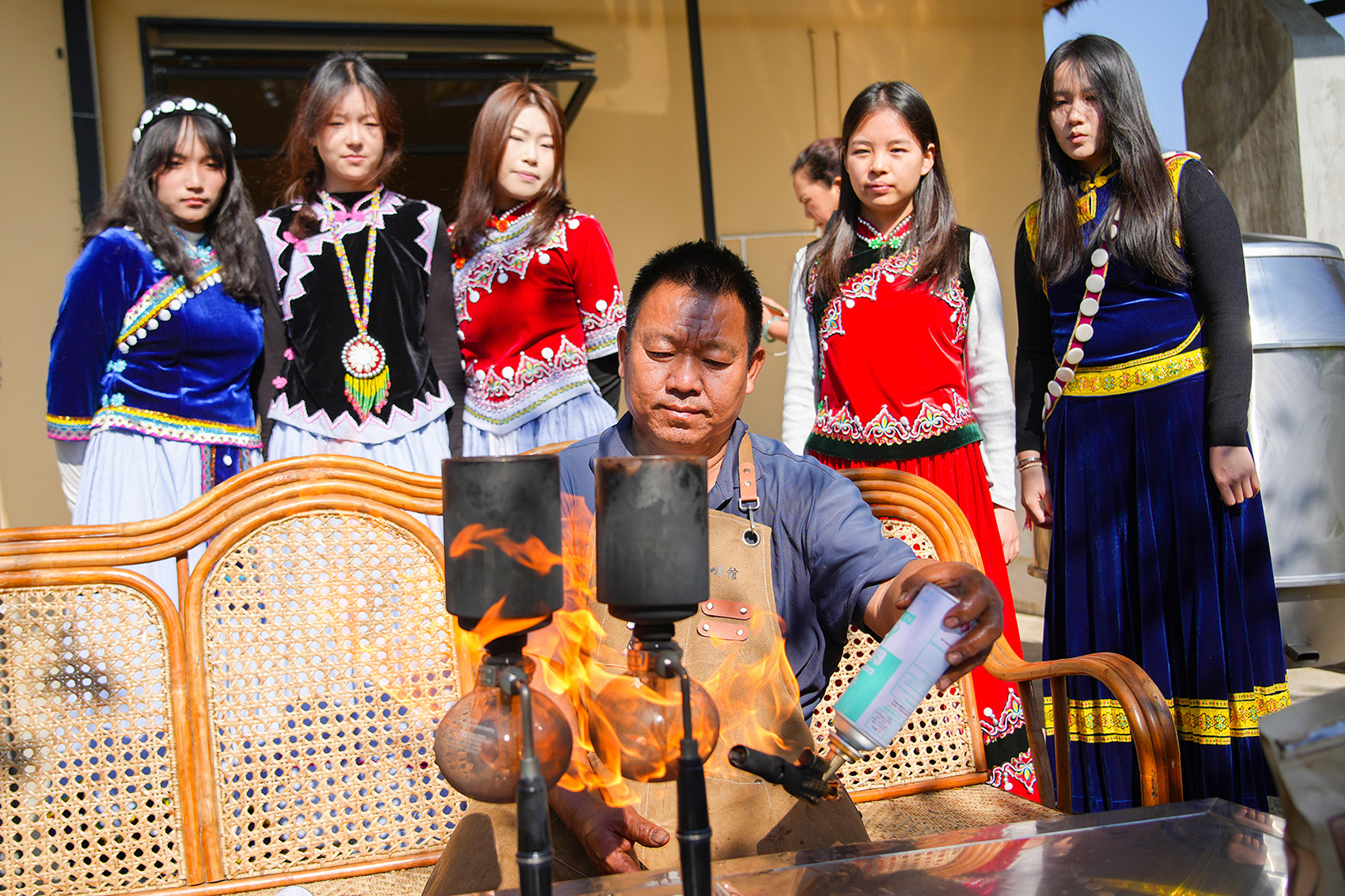 “咖叔”李金合演示“火烧咖啡”制作技艺
