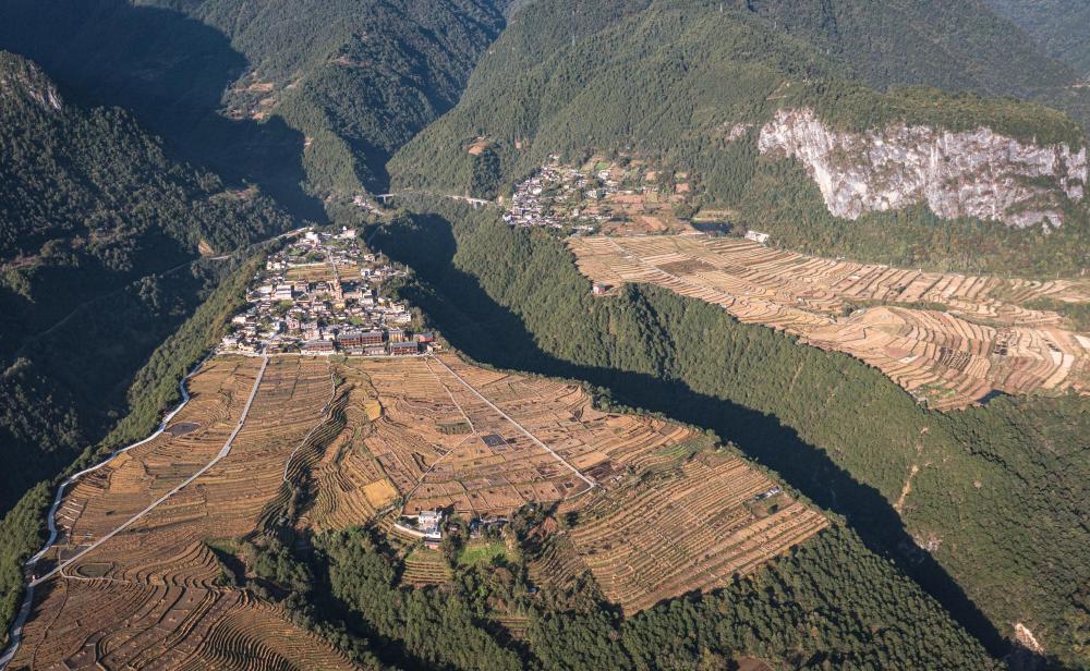 10月16日在怒江州贡山县丙中洛镇拍摄的梯田景色（无人机照片）。