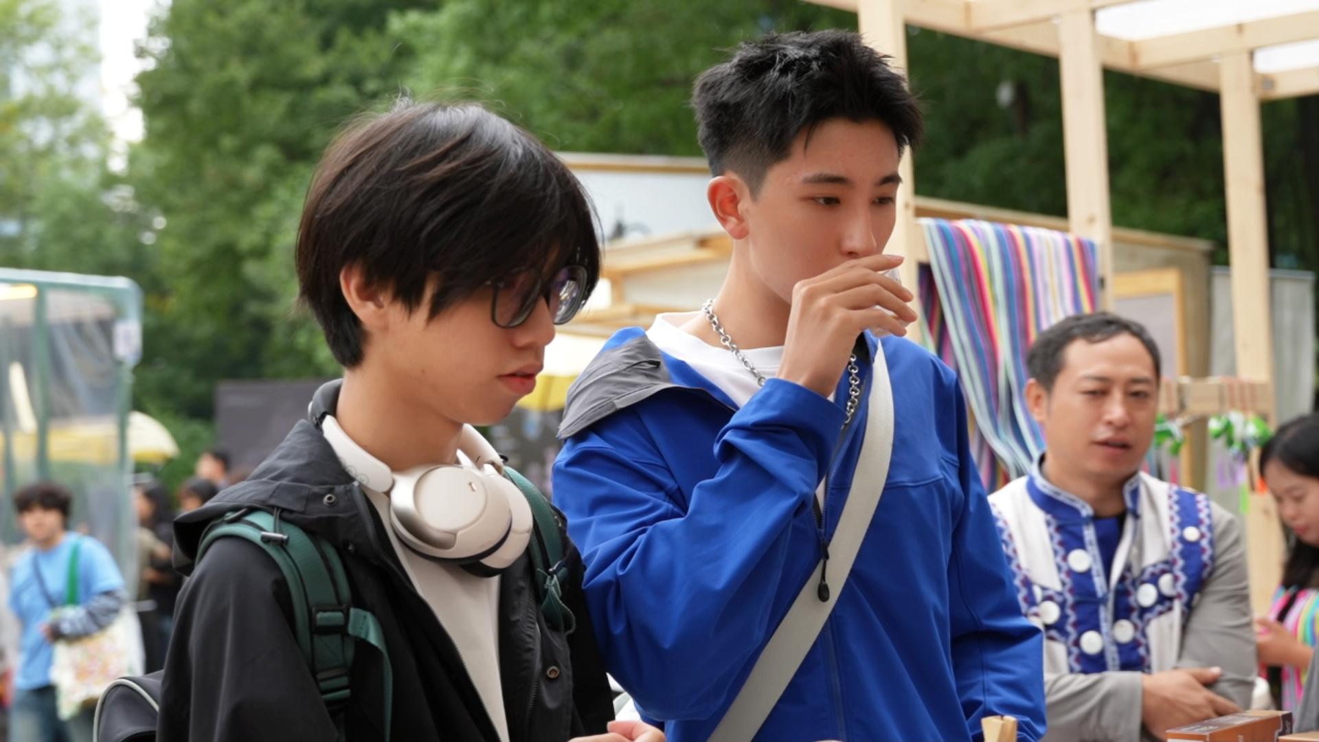 市民在展位品尝怒江精品咖啡